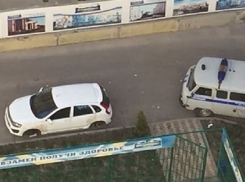 Колеса сняли с припаркованной у многоэтажки «Калины» в Ставрополе 