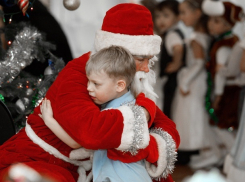 «Приоритеты налицо»: сколько тратят на детские подарки и канцелярские товары чиновники Железноводска 