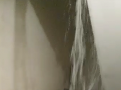 Хлынувшие в подъезд потоки ливня на Кулакова в Ставрополе попали на видео 