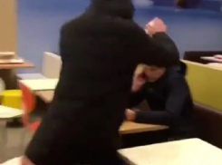 Пранкер высыпал пачку муки на голову посетителя Макдоналдса в Ставрополе