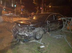 «Ауди-8» врезалась в «Мазду» и снесла ограду в центре Ставрополя - три человека пострадали