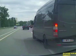Момент наглого «выдавливания» иномарки на встречную полосу микроавтобусом с последующей серьезной аварией в МинВодах попал на видео