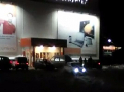 Ночной дрифт водителя на оледеневшей дороге в Ставрополе попал на видео