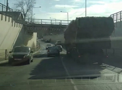 Навигаторы «заводят» фуры под непроходимый мост в Ессентуках 