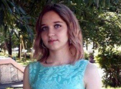 Светловолосая 16-летняя девушка с татуировкой в виде бабочки на шее пропала в Ставрополе