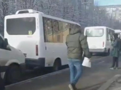 В Ставрополе маршрутки №31 оккупировали всю остановку 