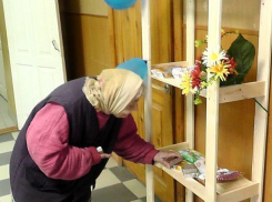 «Я сначала скептически отнеслась к этой «Полке добра», а потом увидела, как какой-то мужчина накупил для нее целый пакет продуктов», - администратор универсама в Михайловске