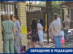 «Путевка стоит 30 тысяч»: в детском лагере Ставрополя родители встречались с детьми через железную решетку