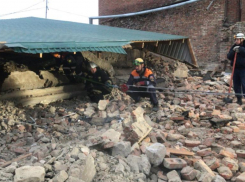 Тело второго погибшего вытащили из-под завалов склада в поселке Нежинский