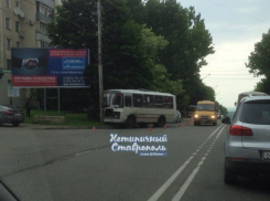 Пассажирский ПАЗ врезался в столб на центральной улице в Ставрополе