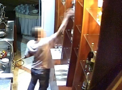 Неудачная попытка разборчивового вора вынести из гостиницы несколько бутылок с алкоголем попала на видео