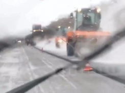 Под проливным дождём на Ставрополье клали асфальт