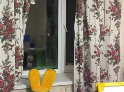 Появились фотографии квартиры и окна, откуда выпал двухлетний мальчик в Ставрополе 