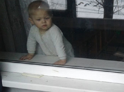 2-летний ребенок запер мать на балконе 3-его этажа в Ставрополе 