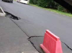 «Опять деньги отмыли»: новый асфальт начал проваливаться после ливня в Ставрополе