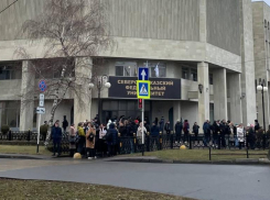 Толпы студентов выстроились на улицах Ставрополя из-за эвакуации в СКФУ 