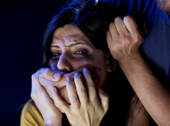 Мужчина в парке Ставрополя жестоко избил девушку перед изнасилованием, - следственный комитет