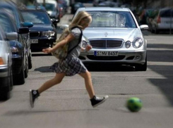 В Пятигорске девочка выбежала на дорогу за мячом и попала под колёса 