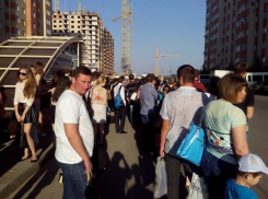 «Пробка» из людей на остановках в микрорайоне Перспективном Ставрополя возмущает местных жителей