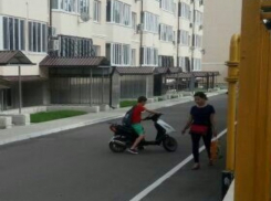 Скутеристы-подростки день и ночь устраивают беспредельное трек-шоу с криками и визгом у новостройки в Пятигорске