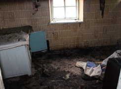 На Ставрополье пожарные помогали мужчине тушить его дом