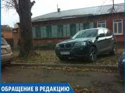 Паркуюсь как хочу: «находчивый» автохам припарковался прямо на газоне в центре Ставрополя