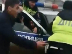 Жесткие «разборки» с рукоприкладством пьяных ставропольчан и инспекторов ДПС в Буденновске попали на видео 