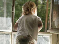 3-летний мальчик выпал из окна второго этажа квартиры под Ставрополем, - ребенок в реанимации