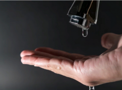 Вторые сутки у жителей Михайловска нет воды из-за аварии на трубопроводе