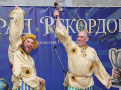 Мировой рекорд в Кисловодске: акробат согнул 10 сковородок за 37 секунд