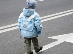 Оставленного без присмотра 4-летнего мальчика сбил автомобиль в Ставрополе 