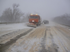 Иномарка протаранила снегоуборочную машину на Ставрополье