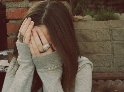 Нечистый на руку мужчина украл у ничего не подозревавшей девушки телефон и деньги с карты на Ставрополье