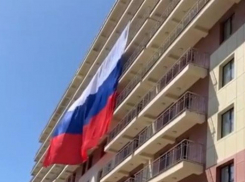 В Ставрополе развернули самый большой триколор в крае