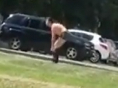 «Стриптиз» странного мужчины попал на видео в Ставрополе 