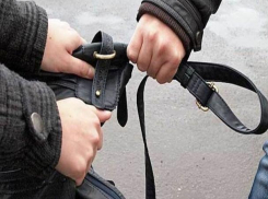 На Ставрополье женщина выпрыгнула из машины вора и пыталась спастись бегством