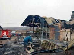 В пожаре пострадал человек, сгорел дом и автомобиль на Ставрополье