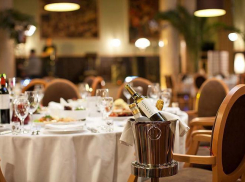 В Изобильном мужчина, подобрав ключ, проник в ресторан и ограбил его