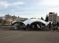 В центре Ставрополя начался монтаж ледового катка