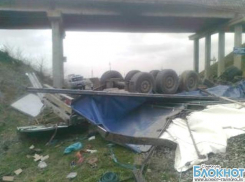 На Ставрополье из-за ветра с эстакады над железной дорогой сорвался грузовик