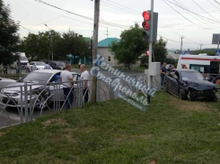 Иномарка снесла ограждение после столкновения на «заговоренном» перекрестке в Ставрополе