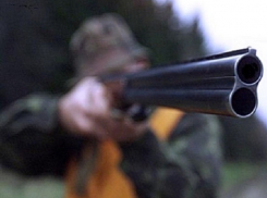 Охотник принял собаку за волка и случайно выстрелил в ее хозяина на Ставрополье