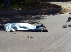 Мотоциклист попал под колеса микроавтобуса в Пятигорске 