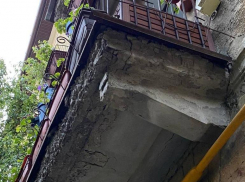 Госжилинспекция не увидела опасности в ветхом балконе на Карла Маркса в центре Ставрополя 