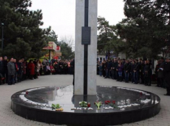 В МинВодах траурным митингом почтили жертв теракта 2001 года