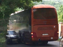 Спешивший на матч с «Динамо» автобус с футбольной командой «Ангушт» столкнулся с «Приорой» в Ставрополе