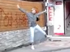 «Гламурный» мужчина с женской сумочкой и в розовых очках разгуливал по улицам Кисловодска и попал на видео