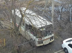 Маршрутный автобус №38 «разрушает» детскую площадку во дворе одного из домов Ставрополя 
