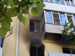 При пожаре в пятиэтажке на Тухачевского в Ставрополе пострадал человек, спасены четыре жильца