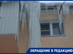 Жительница Ставрополя пожаловалась на опасную наледь на доме